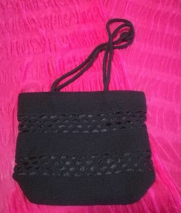 torba crna: Torba crna pletena dimenzije 29x26 cm, očuvana, uz nju gratis ista