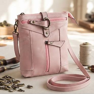 Elegantna ženska torbica preko ramena – puder roze - Materijal: meka