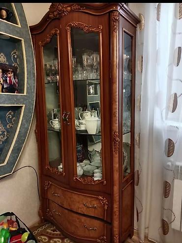 Klassik üslubda vitrin şkaf - Material: təbii ağac teksturalı korpus