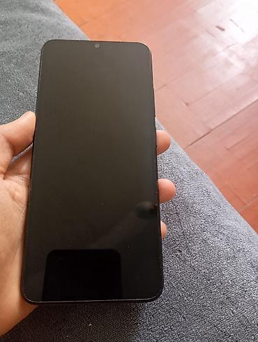 ses yazan cihaz: Smartfon (qara rəng, nazik korpus) Xüsusiyyətlər: - Üst hissədə 3,5 — 6