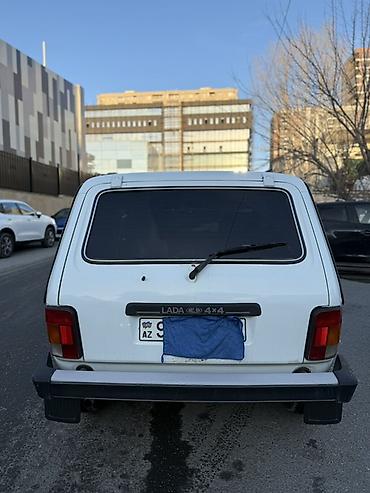 VAZ (LADA): LADA Niva 4x4, ağ rəng, 3 qapılı kuzov. Xüsusiyyətlər: - Daimi — 2