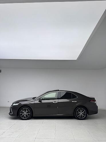 byd e2 2024: Toyota Camry: 2022 г., 2.5 л, Автомат, Гибрид, Седан — 5