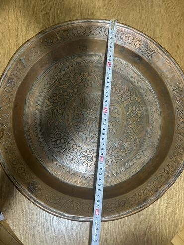 Digər mətbəx aksesuarları: Misgərlik işi ilə hazırlanmış böyük ölçülü mis sini/leyən