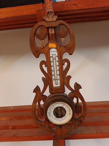 Zidni meteorološki instrument sa dekorativnim drvenim ramom -