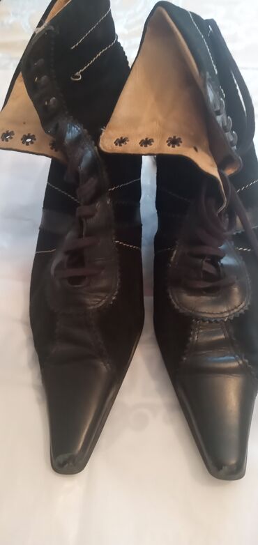 женские демисезонные замшевые ботфорты: Qadın üçün klassik stil ayaqqabı cütü - Rəng: qara - Material