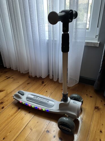 Scooter yenidir. 2-8 yash ushaglar uchun Hundurluyu tenzimlene bilir