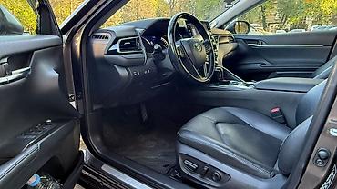 целика: Toyota Camry: 2021 г., 2.5 л, Автомат, Гибрид, Седан — 7