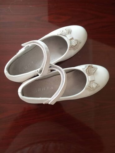 женские туфли: Туфли для утренника Размер 30 Цвет белый лаковые Ремешок на липучке