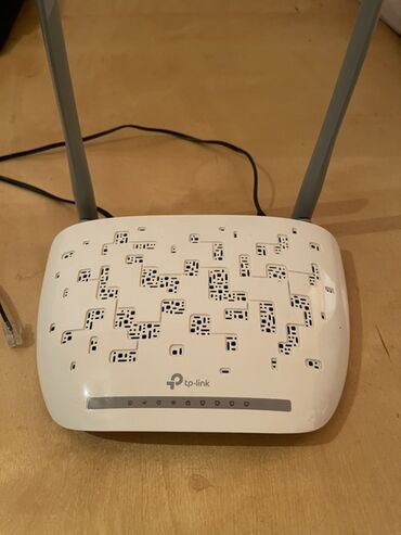 Modemlər və şəbəkə avadanlıqları: TP-Link tərəfindən hazırlanmış, iki anteni olan ağ rəngli simsiz