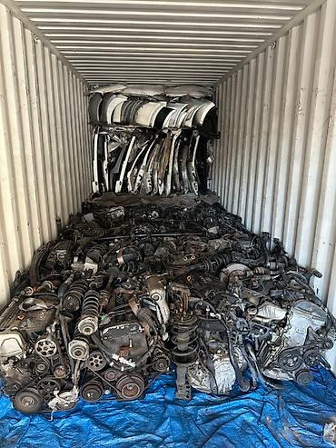 грузовой обмен: Контейнер, наполненный разнообразными автомобильными запчастями — 8