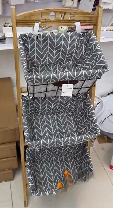 vrste satova: Drvena stojeca polica sa 3 viseća korpa-organizera - Materijal: ram — 1