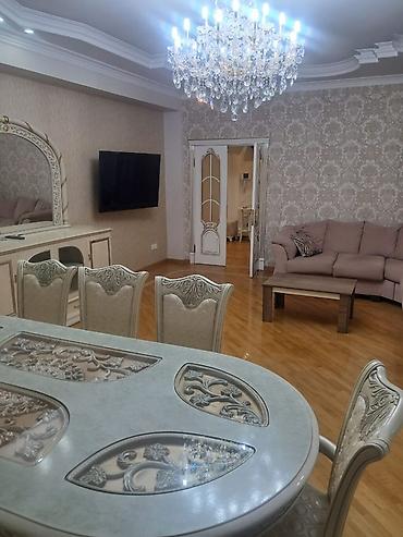 Geniş və zövqlə dizayn edilmiş mənzil interyeri - Zal: Klasik üslubda