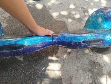 Другой электротранспорт: Гироскутер с ярким корпусом под "космическую" тематику, который — 3