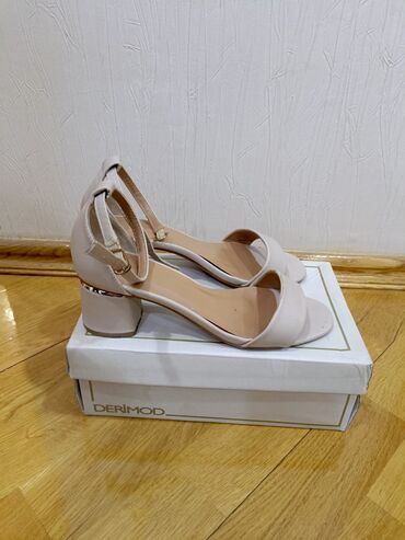 женские сандали adidas adilette: Derimod, Размер: 39, цвет - Бежевый, Б/у