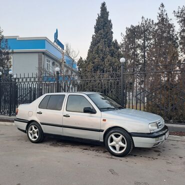 Volkswagen: Volkswagen Vento: 1992 г., 1.8 л, Механика, Газ, Седан