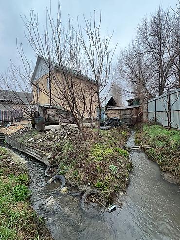 Продажа коттеджей и домов: 🏡 Продается уютный двухэтажный дом в ж/м Ак-Тилек! ✨ Отличный вариант — 12