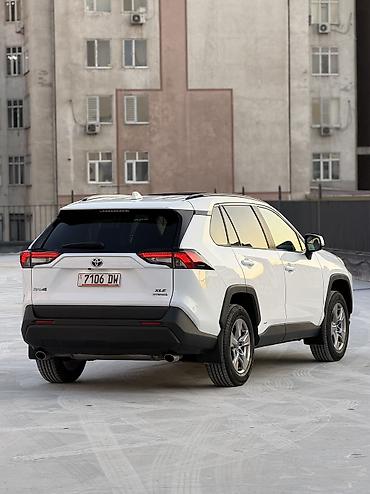 Toyota: Toyota RAV4: 2022 г., 2.5 л, Автомат, Гибрид, Внедорожник — 2
