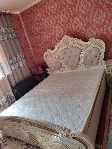 кровати двухспальная: Кровать в классическом стиле с высоким изголовьем - Размер