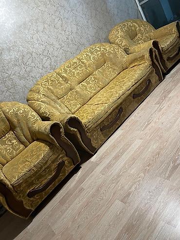 salon divan: Klassik üslubda 3-lü mebel dəsti Tərkib: - 1 ədəd üçnəfərlik divan - — 5