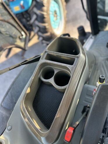 Traktorlar: Yeni RD1004 modeli traktor. Mavi və ağ rənglərdə, kabinli və müasir — 9