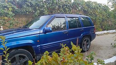 Jeep: Jeep Grand Cherokee (ZJ) – mavi rəngli, 5 qapılı SUV - Mühərrik: V8 — 5