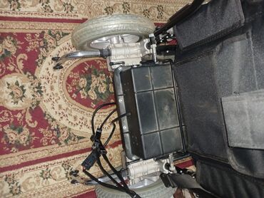 Joystick idarəetmə sisteminə malik elektrikli əlil arabası. Qarşılıqlı