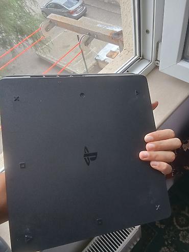 pse 4: PlayStation 4 Slim oyun konsolu + 2 ədəd DualShock 4 idarəetmə pultu — 5