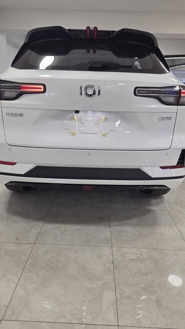 Changan: Model: Qiyuan Q05 125 km AIR (ağ rəngli, SUV) Xüsusiyyətlər və dizayn — 2