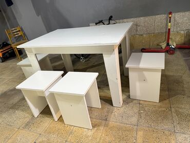 Taburetlər: Açılmayan, Dördbucaq masa