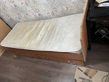 скупка бу мебел: Кровати в количестве двух штук оба похожие. из минусов матрасы старые