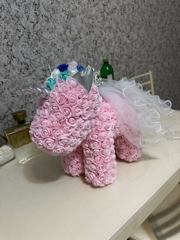 кыргызская национальная одежда: Фигурка единорога, полностью покрытая нежными розовыми розочками
