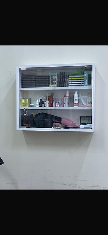 Divar tipli şüşə qapılı rəf/dolap - Material: ağ korpus, şəffaf