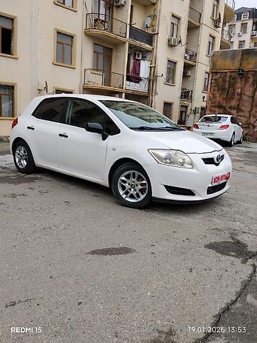Toyota: Toyota Auris, ağ rəng, hetçbek kuzov. Əsas xüsusiyyətlər: - 5 qapı — 3