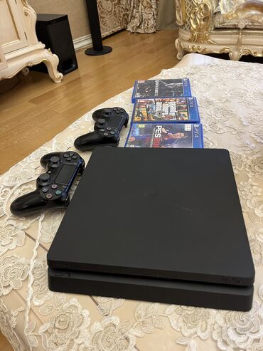 ps4 aliram: Tecili ps4 satilir, 2 original joystik,yaddas 500gb ve 3 original disk