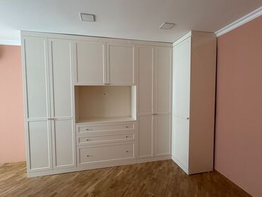 Mətbəx mebeli: Mətbəx mebeli dəsti – L formalı, ağ və bənövşəyi parlaq fasadlarla — 8