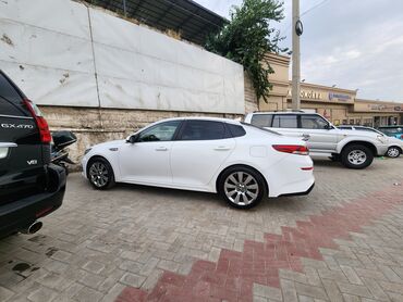 самая дорогая машина в кыргызстане: Белый седан Kia К 5 Автомобиль имеет элегантный дизайн и оснащен