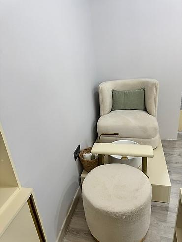 dirnaq masası: Peşəkar pedikür küncü üçün mebel komplekti Komplektin tərkibi: - — 3