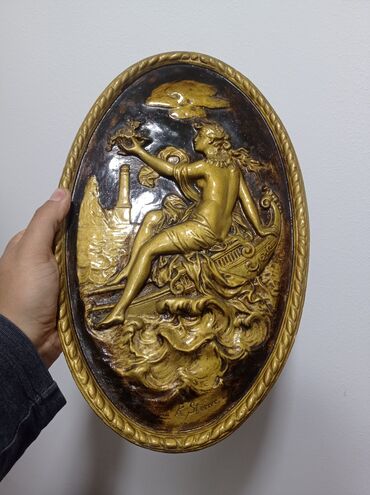 esger sekli: Oval relyef divar pannosu – K. Sterrer imzalı - Material: sərt əsas