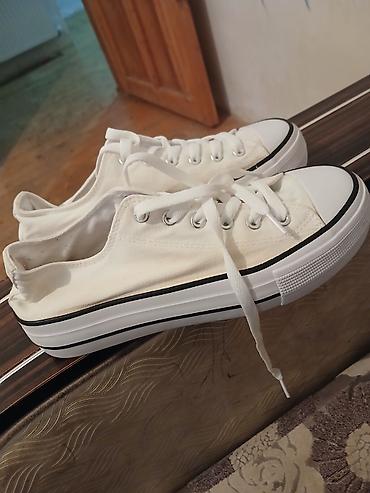 39: Ağ rəngli kanvas krossovkalar (klassik “low-top ” dizayn) - Ölçü: 39 — 3