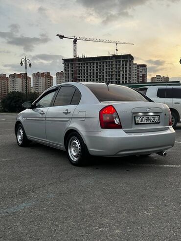 Hyundai: Hyundai Accent: 1.4 l | 2009 il Sedan — 4