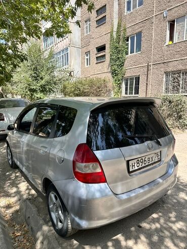 vvti матор: Honda Fit хэтчбек, правый руль, серебристый цвет кузова, пять дверей