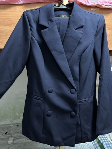 мурской кийим: Двойка костюм 
Цвет синий 
42 размер 
1000