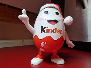 vaza: KINDER kasica – figurica u obliku Kinder jajeta sa božićnom kapom - — 1