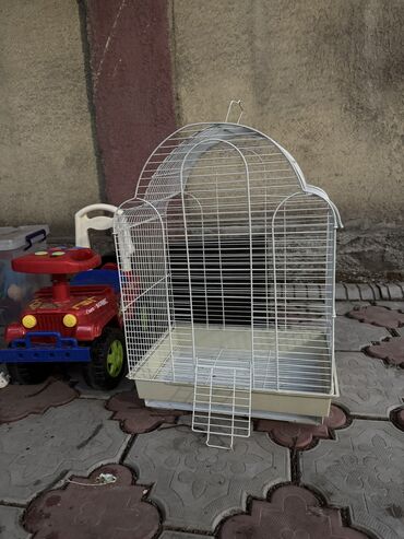домик для птиц: Продаю две клетки для попугаев. Белая большая. Розовая средняя. Обе