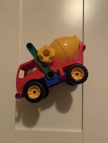 igracka traktor sa prikolicom: Kamion sa mešalicom Машина је савршена за игру и на отвореном и код