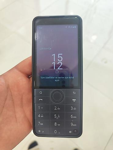 4g: Düyməli mobil telefon, qara rəngdə. Cihaz klassik klaviatura ilə — 2