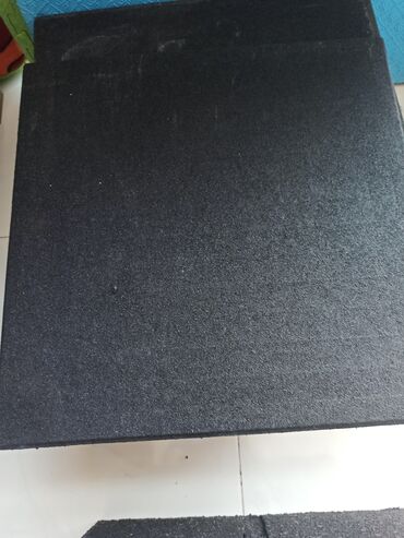 Kasalar: Qara rəngli, rezin materialdan hazırlanmış kvadrat formalı döşəmə