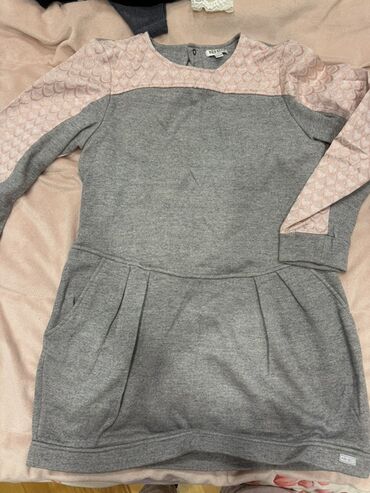 Dəstlər, kostyumlar: Qadın geyim dəsti – 4 fərqli don 1) Pudra rəngli, incə çiçək naxışlı — 19