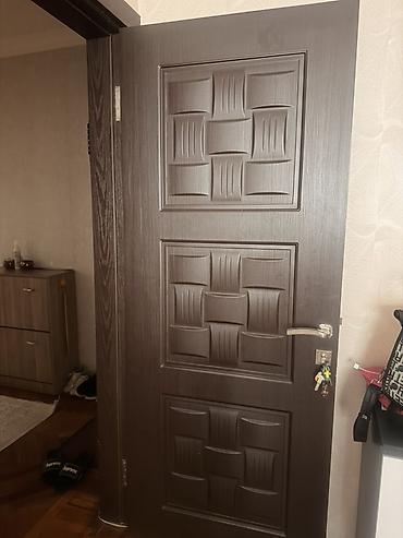 desmal: Daxili otaq qapısı – tünd qəhvəyi rəngdə, dekorativ relyefli — 1