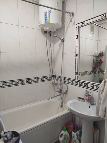 срочно продаётся 1 комнатная квартира в районе ошского рынка по улице кенсуйская: 3 бөлмө, 66 кв. м, Жеке план, 5 кабат, Эски ремонт